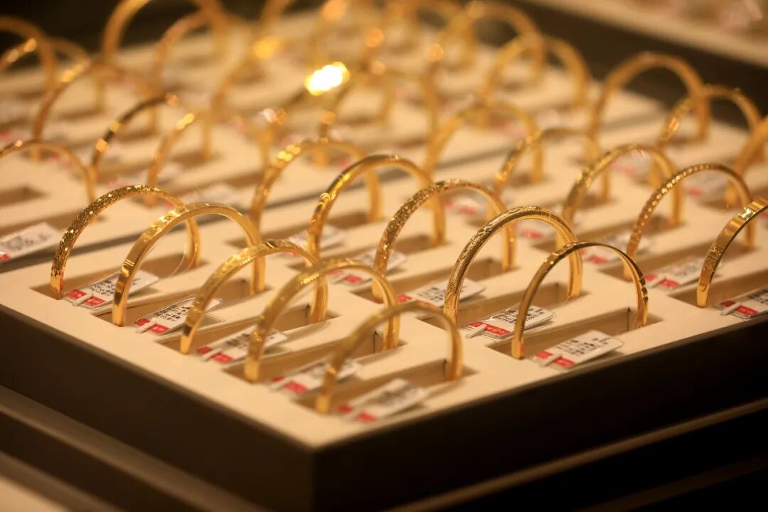 一路狂飙！金饰克价突破1400元