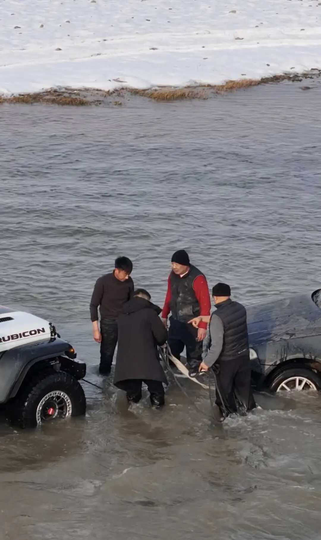 越野车被困河水中 于东来跳入冰河施救被困车辆
