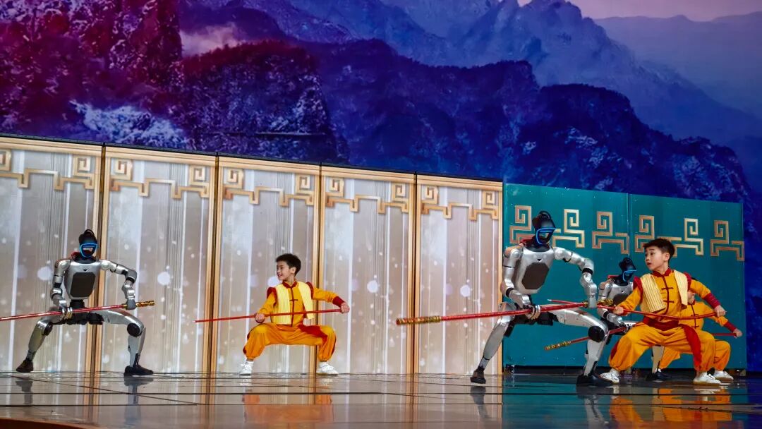 河南功夫小子登春晚，“人机共武”秀绝技！