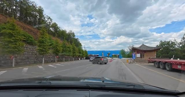 博主称泸沽湖景区在省道“设卡收费” 当地交通部门：已获收费手续