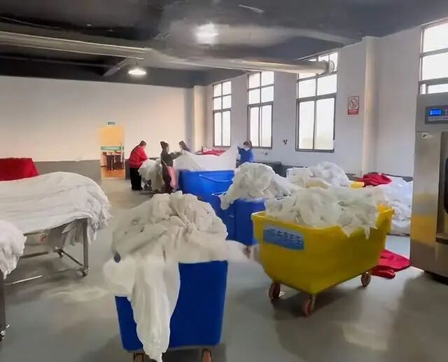 四川一公司要求员工每天工作19个小时，离职需扣1个月工资