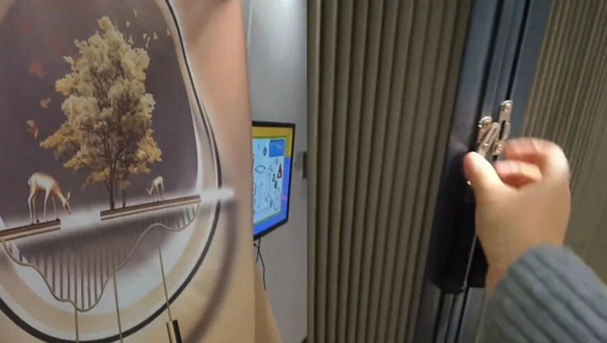 床头装饰画后是门！无锁无把手，推开竟直通楼梯间，酒店回应