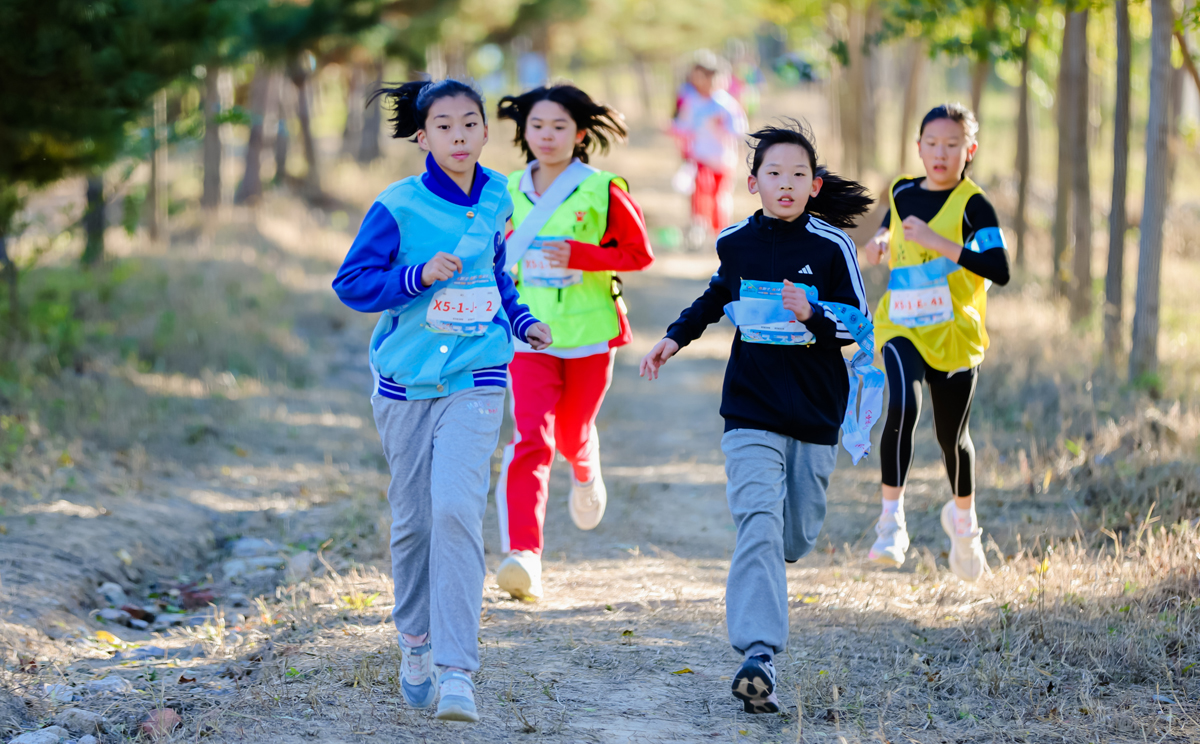 师生一起燃情开跑 海淀中小学越野跑接力赛在西山滑雪场举行